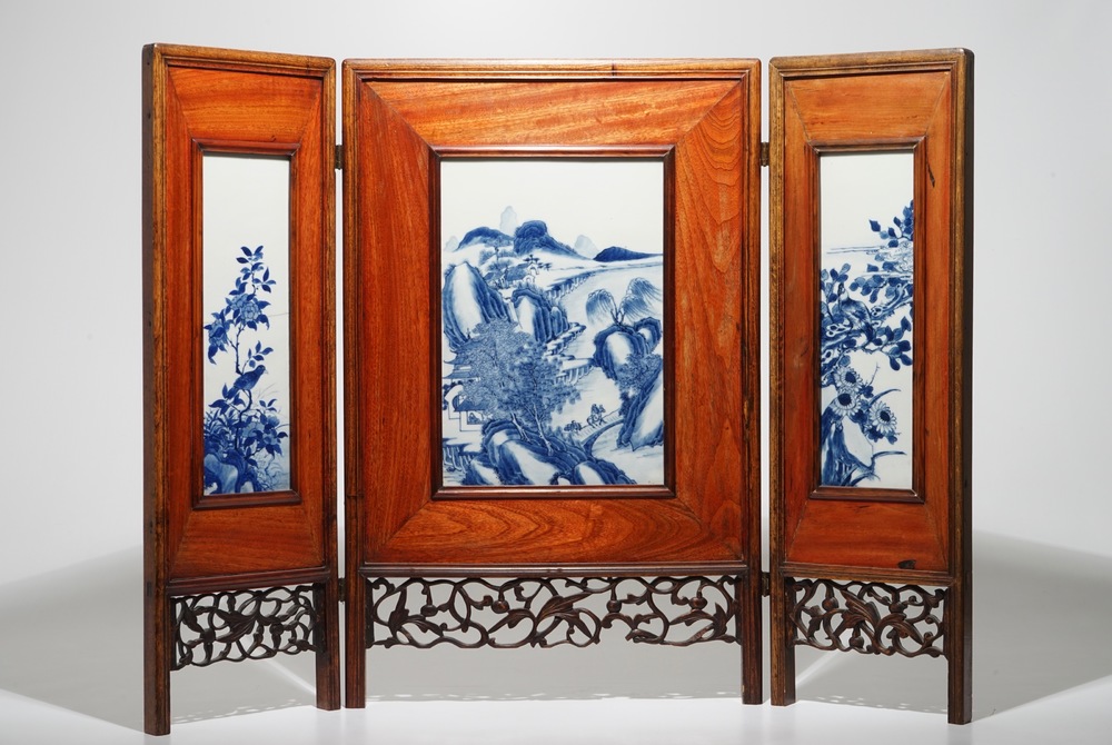 Een Chinees driedelig blauwwit porseleinen en houten tafelscherm, 19/20e eeuw